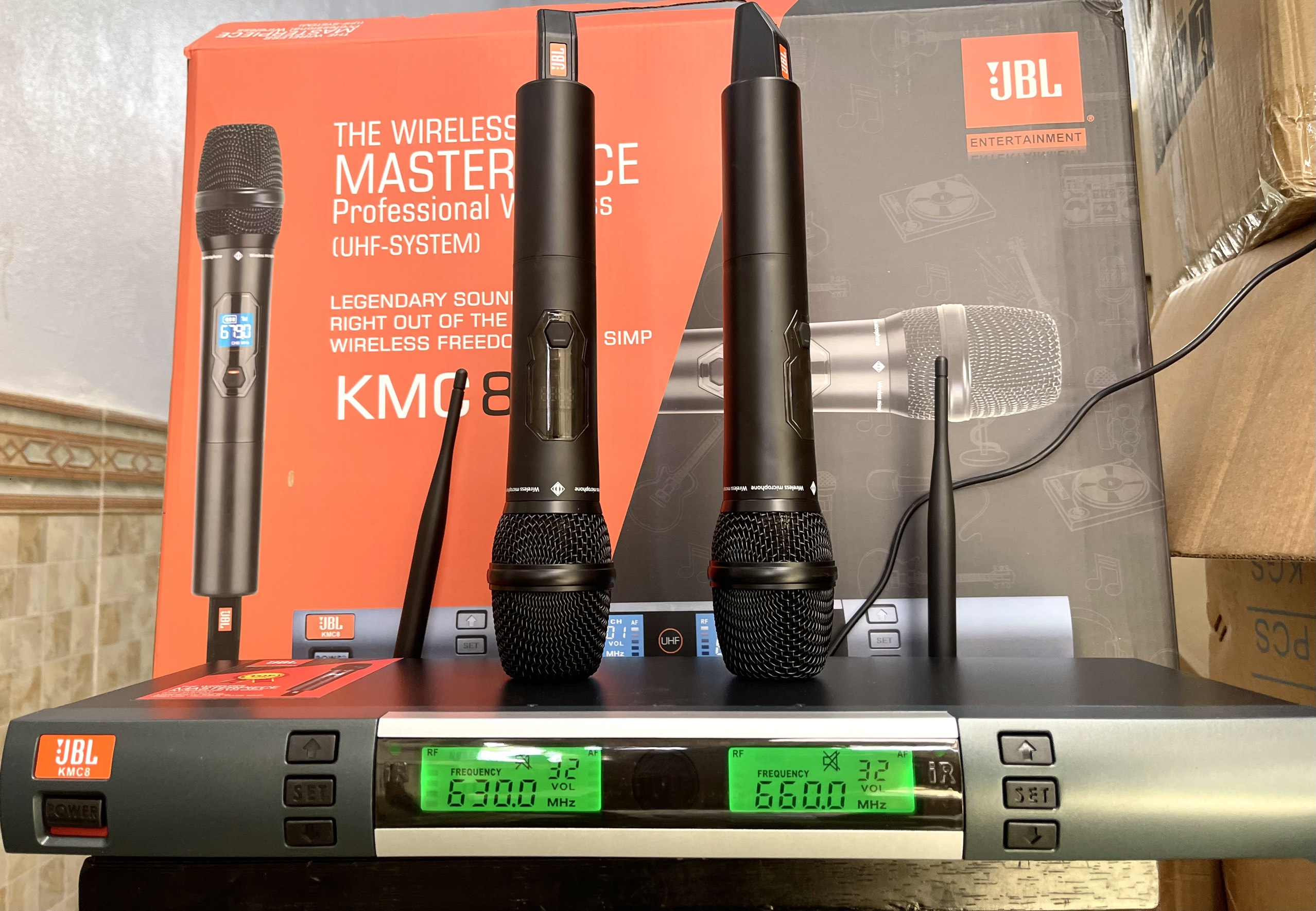 https://banoka.vn/Micro karaoke không dây JBL KMC8 (2)